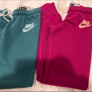 2 PAIRS NIKE Sweat pants size XS, burgundy and teal
Tight through hip and leg